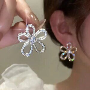 NEW Gorgeous Silver Sparkling Crystal Flower Earrings
